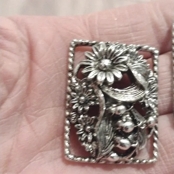 VINTAGE 60s SARAH COVENTRY SILVER-TONE LARGE SQUARE FLORAL CLIP-ON 1.3" EARRINGS - Picture 6 of 9
